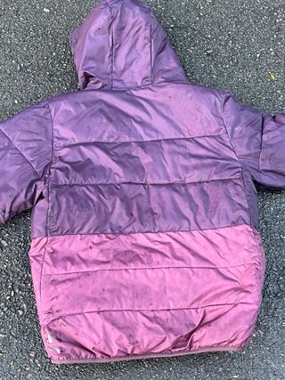 Cazadora plumífero morada con capucha