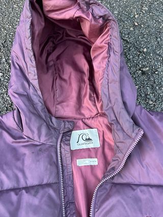 Cazadora plumífero morada con capucha