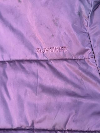 Cazadora plumífero morada con capucha