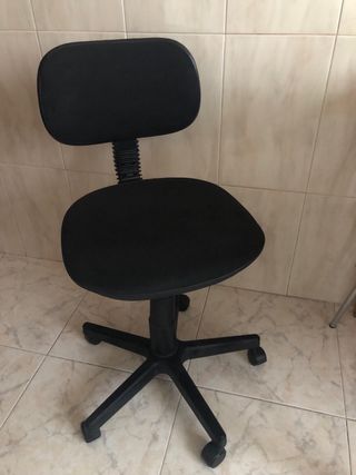 Escritorio y silla infantil. 
