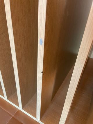 Estantería de madera con divisiones