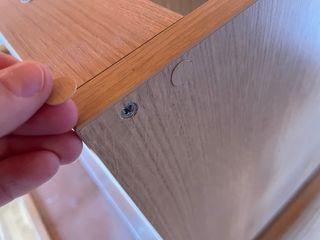 Estantería de madera con divisiones