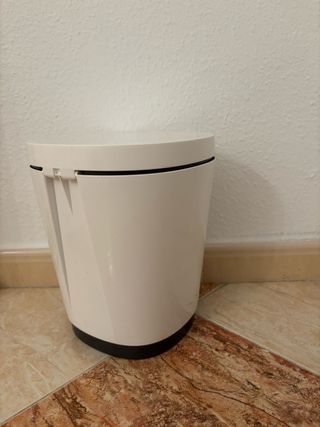 Cubo de basura blanco con pedal