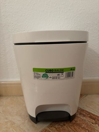 Cubo de basura blanco con pedal