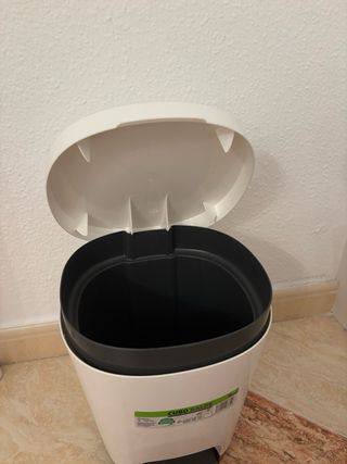 Cubo de basura blanco con pedal