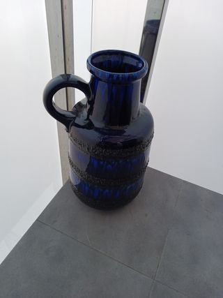 Jarrón de cerámica azul hecho a mano