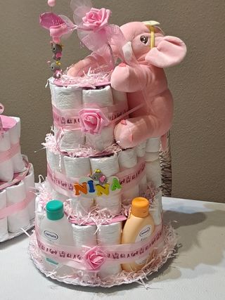 Pastel de pañales para bebé niña