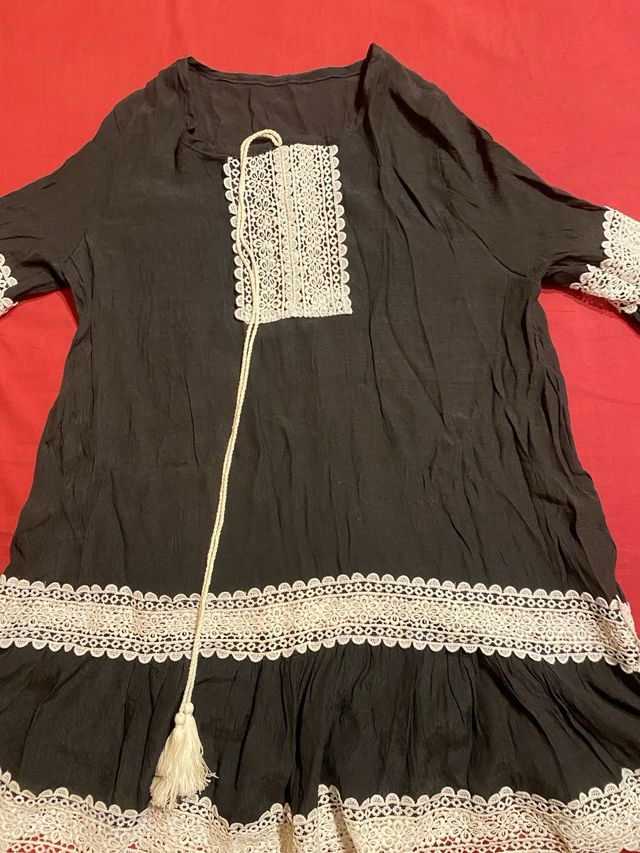 Copricostume nero con pizzo bianco