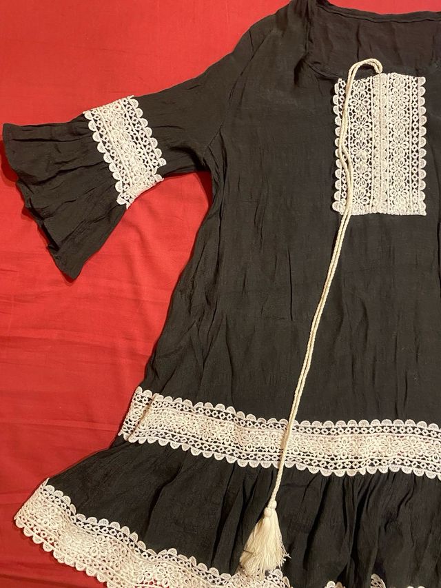 Copricostume nero con pizzo bianco