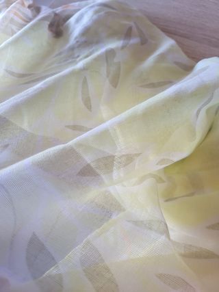 Pañuelo ligero amatillo estampado floral hojas