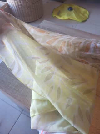 Pañuelo ligero amatillo estampado floral hojas