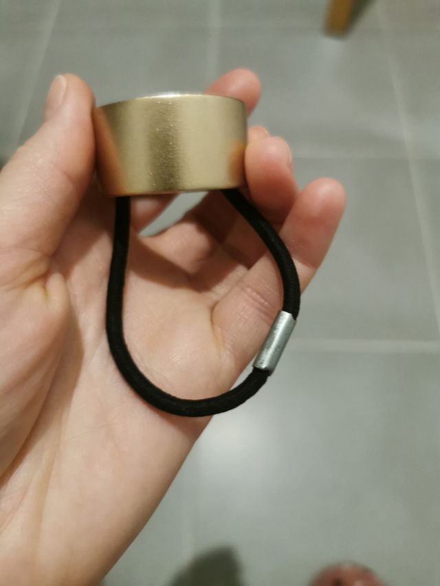 Coletero elegante con detalle metálico