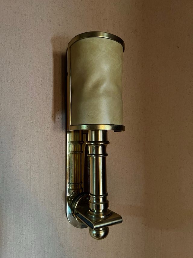 Aplique de pared dorado con pantalla