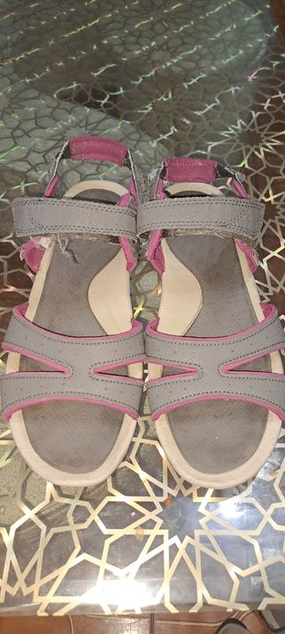 Sandalias grises y rosas para mujer