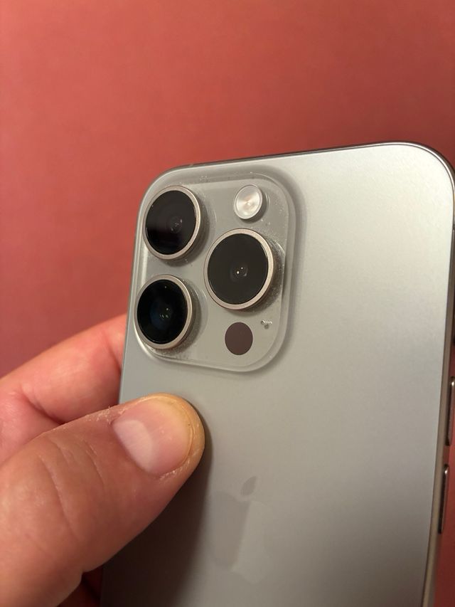 iPhone 15 Pro con cover