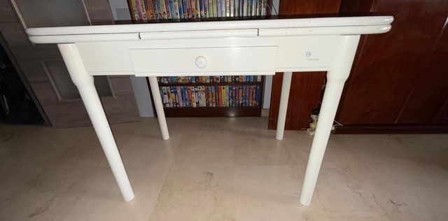 Mesa de madera blanca con cajón + 2 sillas a juego