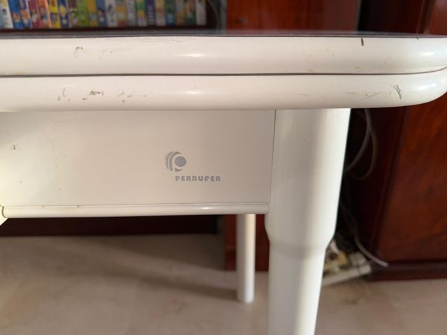 Mesa de madera blanca con cajón + 2 sillas a juego