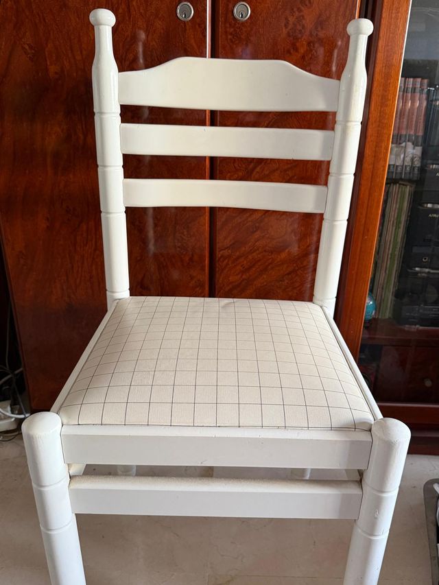 Mesa de madera blanca con cajón + 2 sillas a juego