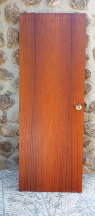 Puerta de madera con pomo