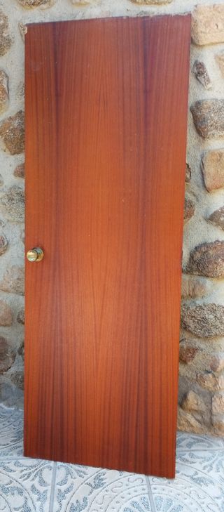 Puerta de madera con pomo