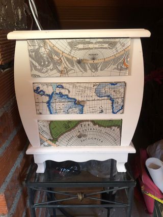Cassettiera in legno con disegno a mappa