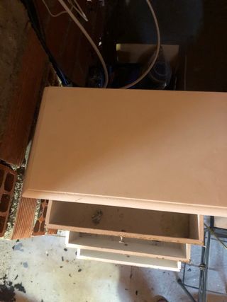 Cassettiera in legno con disegno a mappa