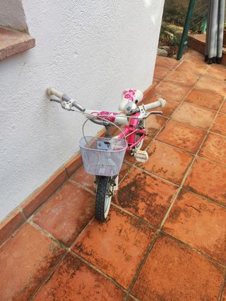 Bicicleta infantil rosa con cesta