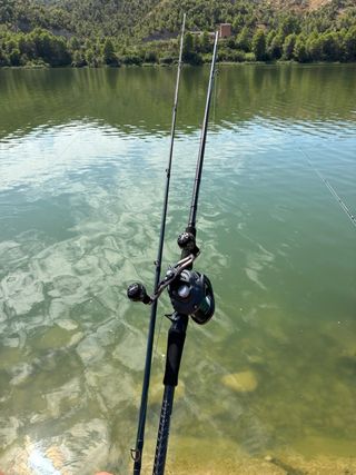 Caña de pescar con carrete