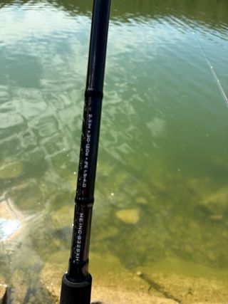 Caña de pescar con carrete