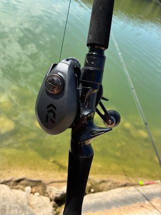 Caña de pescar con carrete