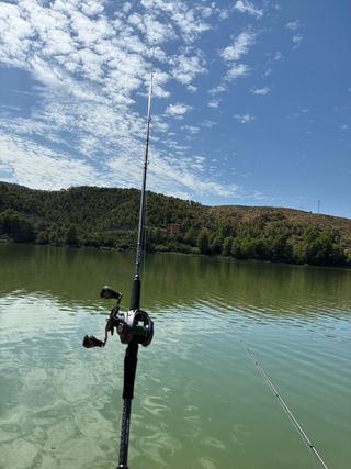 Caña de pescar con carrete