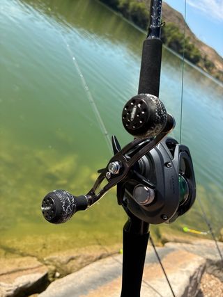Caña de pescar con carrete