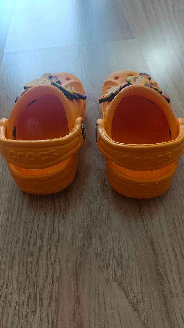 Chanclas Crocs Naranja con Personajes