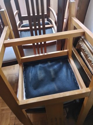 Mesa de comedor extensible de madera y ocho sillas