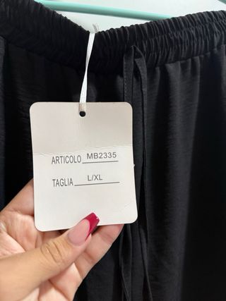 Pantalón negro de lino con etiqueta