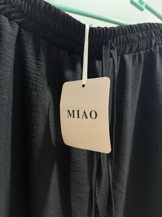 Pantalón negro de lino con etiqueta