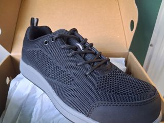 Zapato de seguridad negro y gris