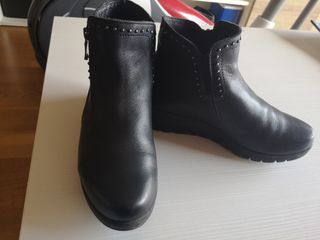 Botines de piel negros con tachuelas