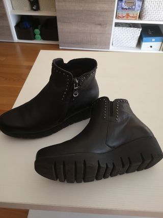 Botines de piel negros con tachuelas