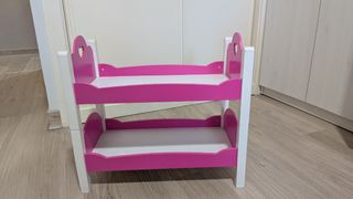 Cuna litera para muñecas rosa y blanca