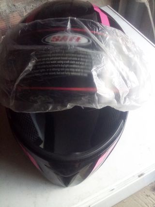 Casco de moto negro y rosa con visera