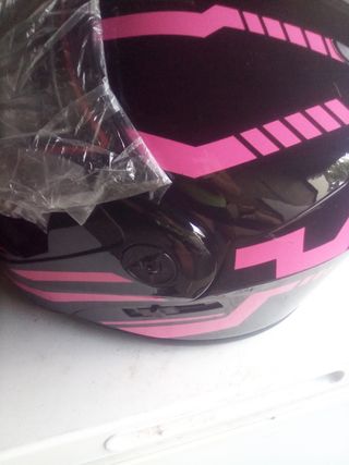 Casco de moto negro y rosa con visera
