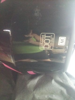 Casco de moto negro y rosa con visera