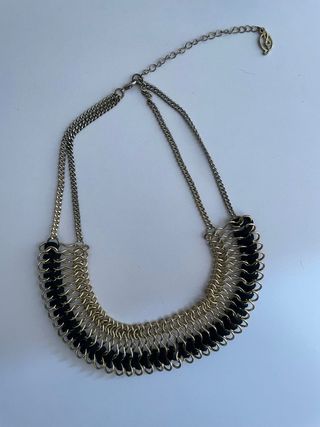 Collar dorado con detalles negros