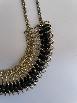 Collar dorado con detalles negros