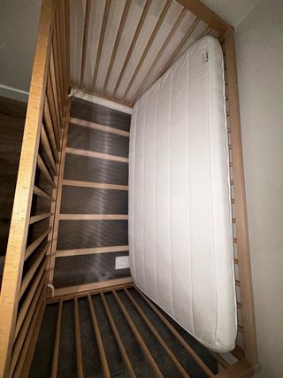 Cuna de bebé de madera