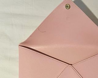 Cartera tipo sobre de Tous de piel 