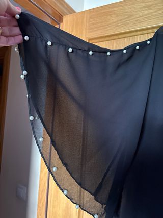 Elegante blusa negra con perlas
