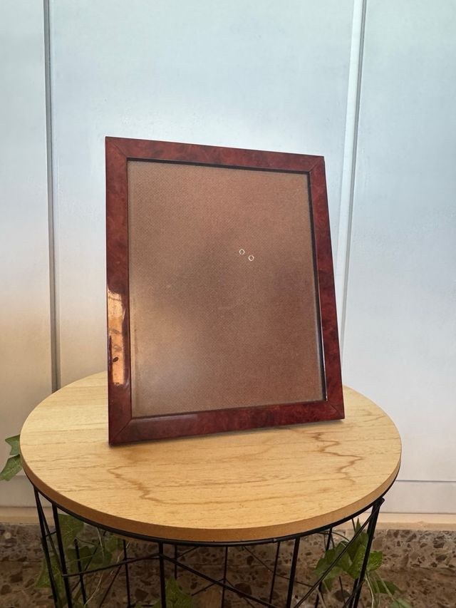 Marco de fotos de madera con soporte dorado