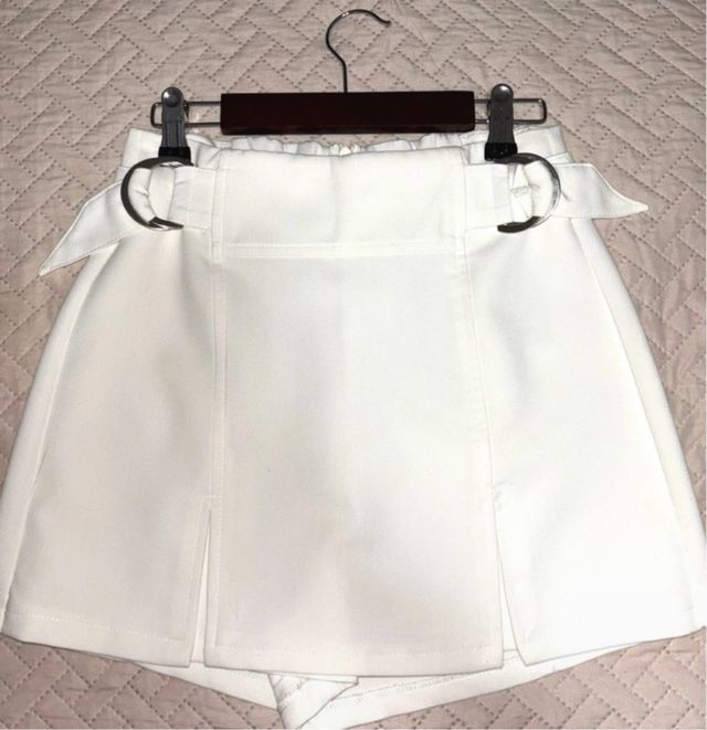 Falda pantalón blanca con hebillas